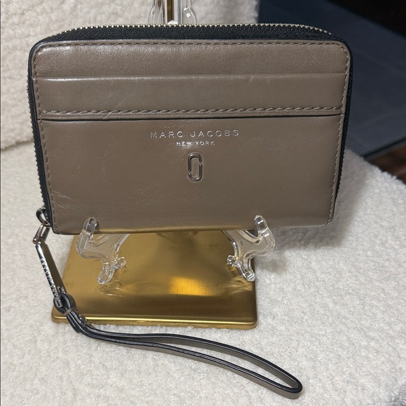 Marc Jacobs Metallic Taupe Full Zip Around Wristlet, 6 card slots W/storage - Picture 1 of 11